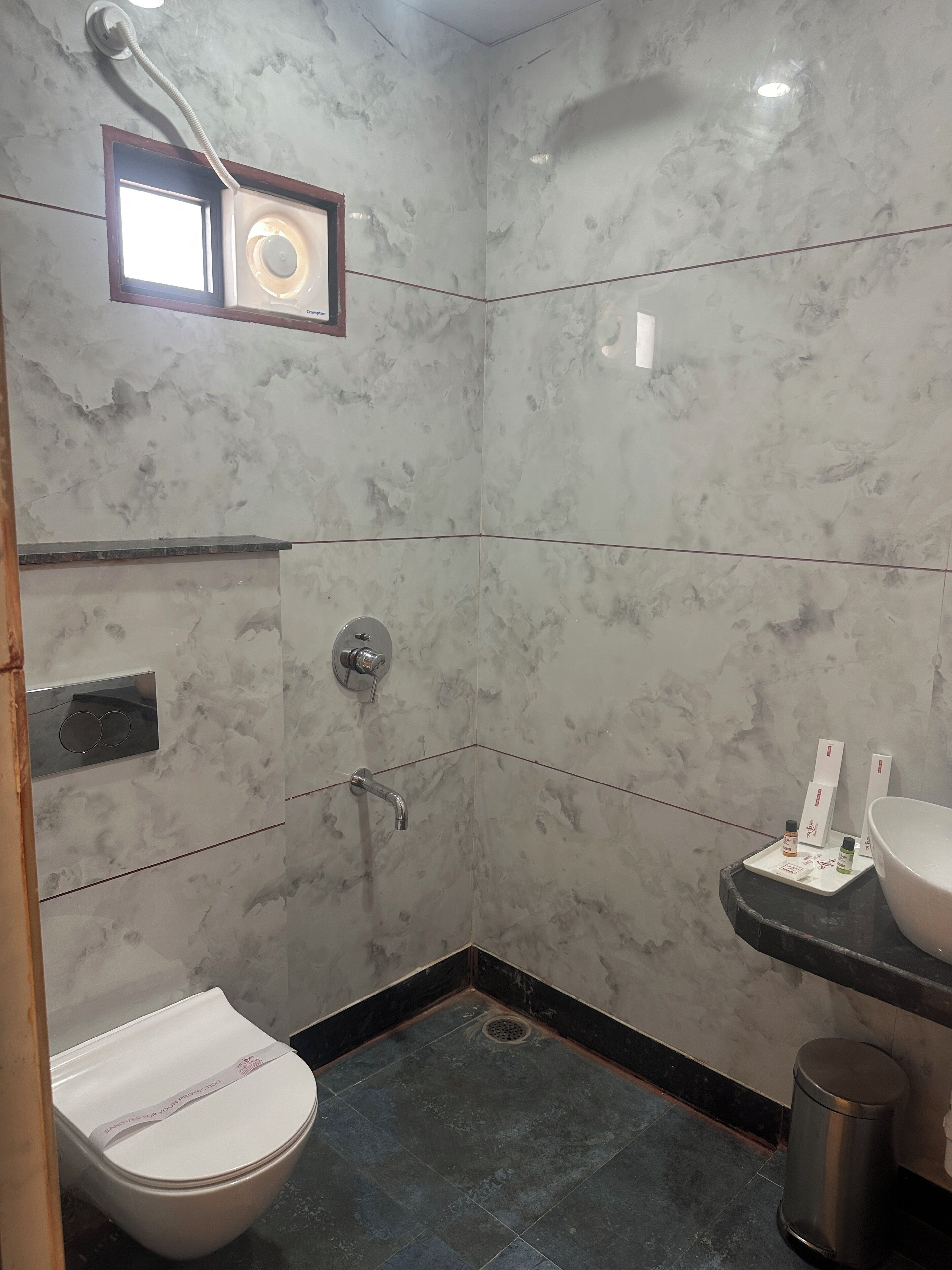 Un baño con inodoro, lavabo y ducha.