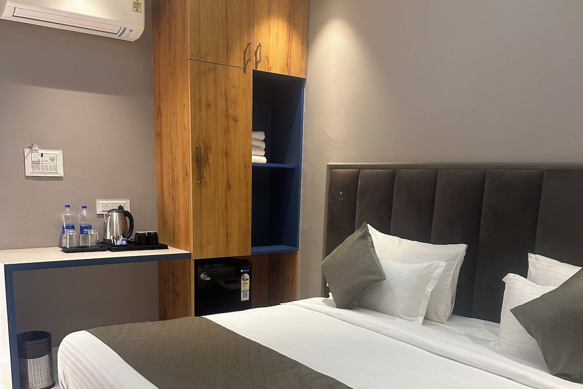 Deluxe Double Room | Laptop workspace, free WiFi