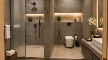 Family Suites | Salle de bain | Douche, douche à « effet pluie », articles de toilette gratuits