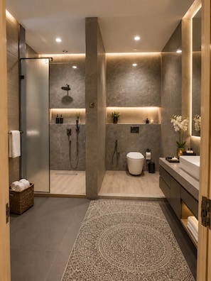 Family Suites | Salle de bain | Douche, douche cascade, articles de toilette (gratuits)