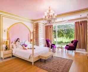 高級寝具、客室ごとに異なる装飾、客室ごとに異なるインテリア、デスク