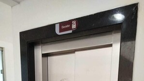 Un ascensore moderno con finiture metalliche e una cornice nera.