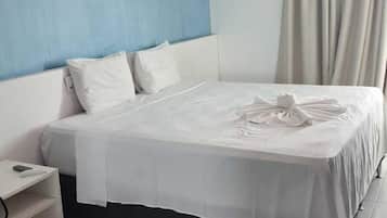 Family Room | Desk, laptop workspace, free WiFi, bed sheets