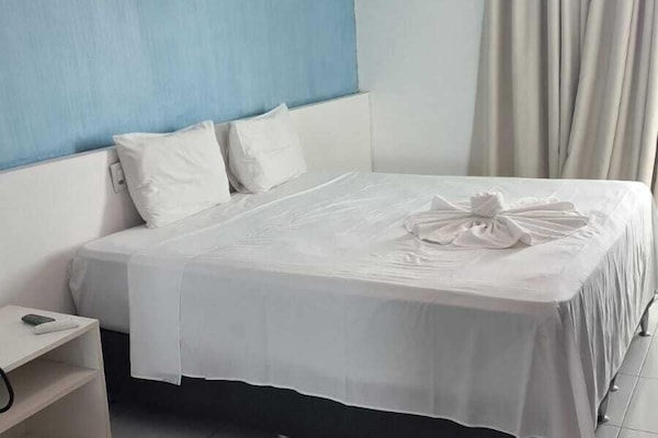 Family Room | Desk, laptop workspace, free WiFi, bed sheets