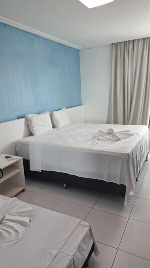 A hotel room with a bed, a nightstand, and a small table. - AUGUSTO'S HOTEL E RESTAURANTE (Santo Antonio de Jesus)