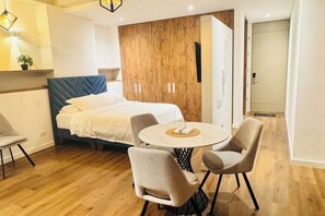 1 habitación, tabla de planchar con plancha, wifi y ropa de cama