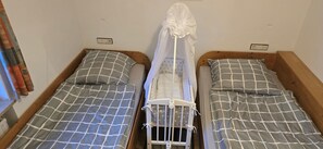 1 habitación, escritorio, tabla de planchar con plancha y wifi 