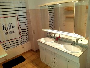Dusche, Haartrockner, Toilettenpapier