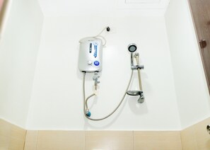 Standaard tweepersoonskamer | Badkamer | Een douche, handdoeken, zeep, shampoo