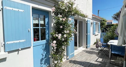 In l'Herbaudière, 100 m from the sea, 5 mn from the port, ideal house for 4 people