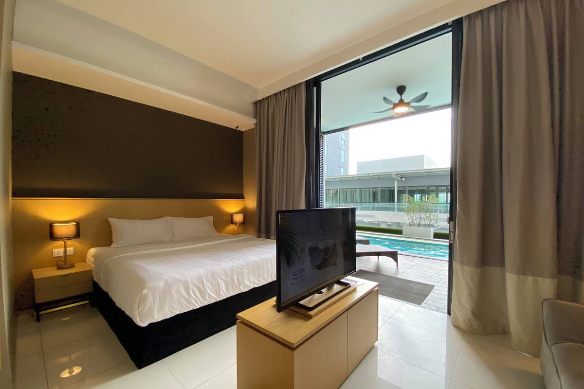 Studio, 1 giường cỡ king, hồ bơi riêng | Minibar, bàn, khu vực làm việc phù hợp cho laptop, màn/rèm cản sáng 