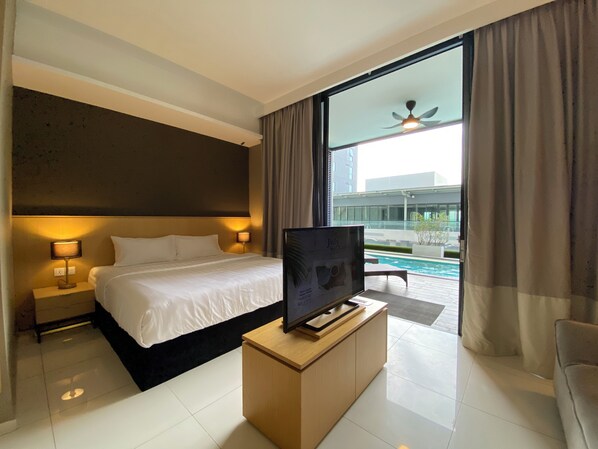 Minibar, escritorio y espacio para trabajar con laptop