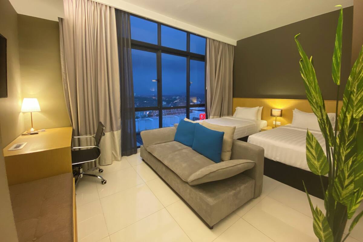 Studio Suite, nhiều giường | Minibar, bàn, khu vực làm việc phù hợp cho laptop, màn/rèm cản sáng 