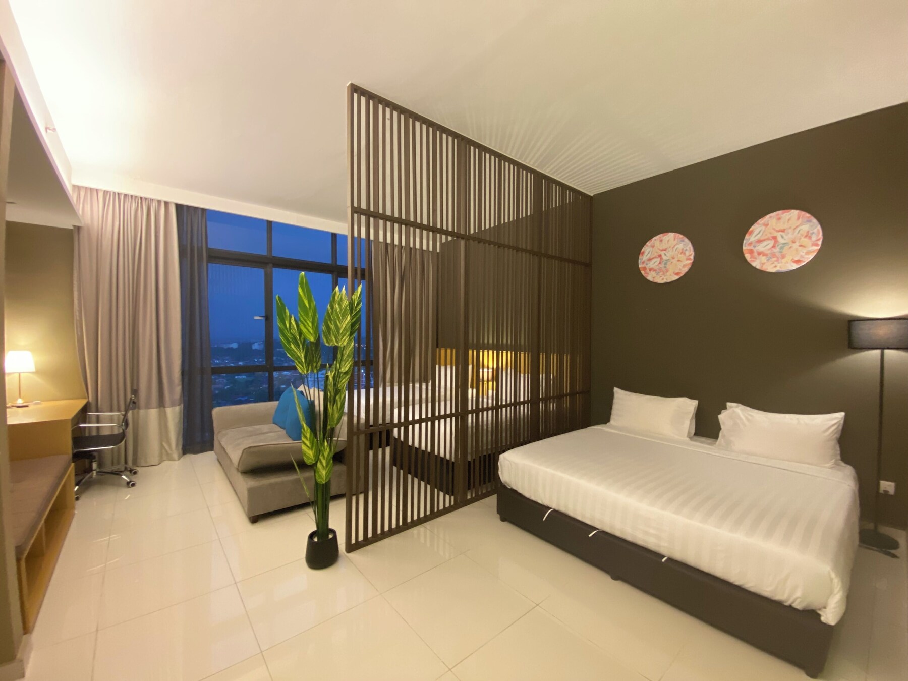 Studio Suite, Multiple Beds | Minibar, desk, laptop workspace, blackout drapes