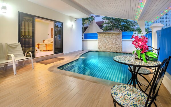 Innendørsbasseng og utendørsbasseng