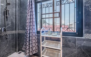 Douche, séchoir à cheveux, serviettes fournies, savon