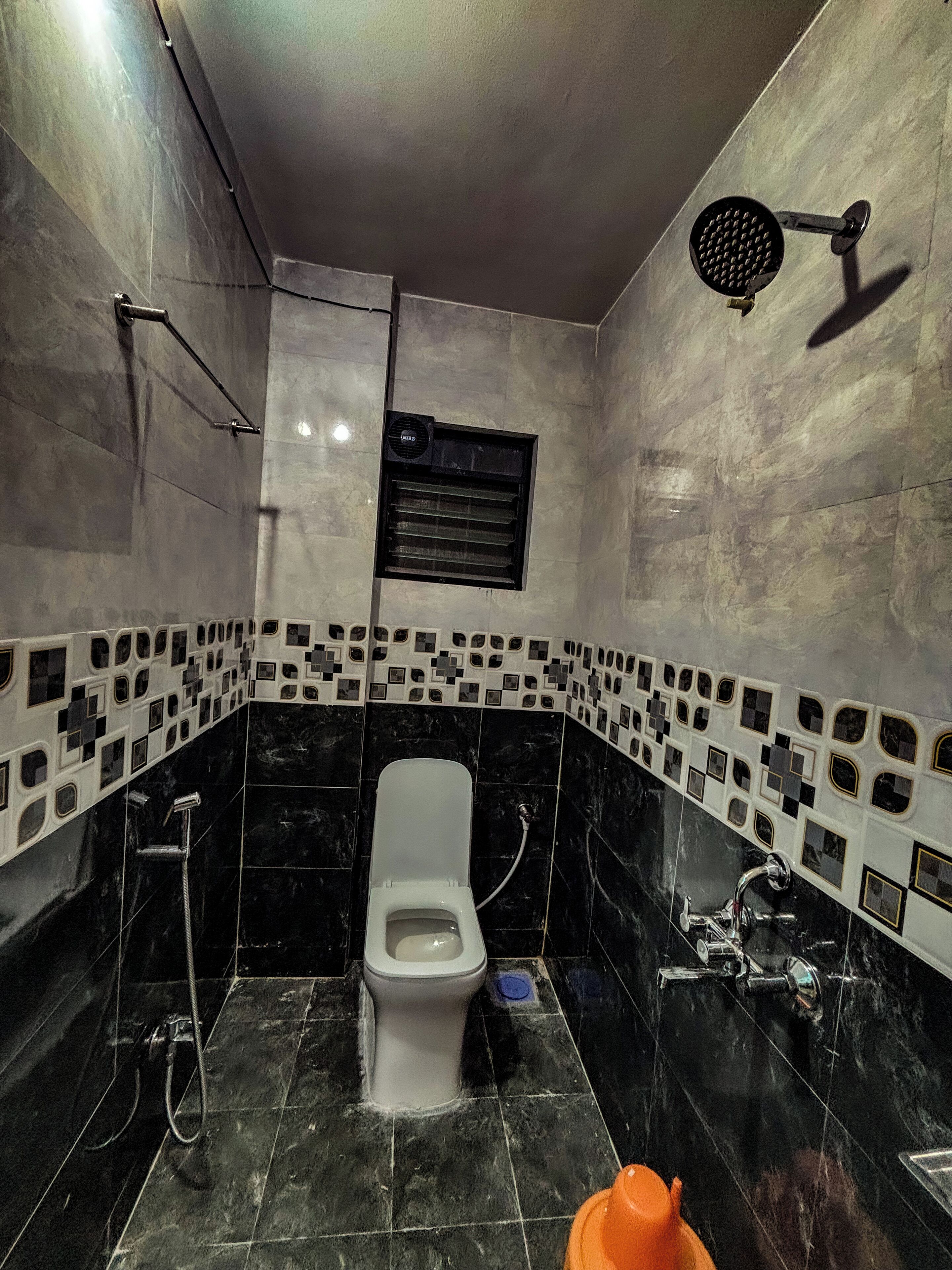 Deluxe Single Room, Balcony | Bathroom | Shower, towels, soap, shampoo