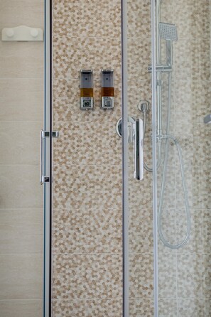 Quadruple Room | Bathroom | Shower, hair dryer, towels, soap - Agriturismo Ca' del Clat (Bagnolo Piemonte)