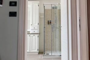 Quadruple Room | Bathroom | Shower, hair dryer, towels, soap - Agriturismo Ca' del Clat (Bagnolo Piemonte)