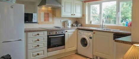 ثلاجة، ميكروويف، غسالة أطباق، محمصة خبز