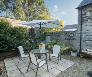 Outdoor dining - Y Cartws, Cardigan - Two Bedroom Cottage, Sleeps 4 (Cardigan)