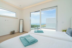 4 quartos, ferros/tábuas de passar roupa, berço de viagem