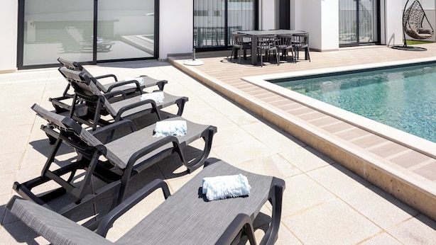 A modern two-story house with a swimming pool, outdoor seating, and large windows. - Villa Atlantica One luxury and unique with ocean view (Lourinha)
