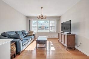 スマートテレビ、書庫、ステレオ、書斎 / ワークスペース