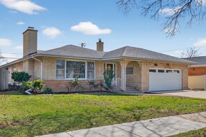 Exterior - Bright & Spacious 2BR Home in Niles, IL - Ideal for Remote Work & Extended Stays (Niles)