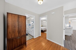 2 slaapkamers, een bureau, een strijkplank/strijkijzer, gratis wifi