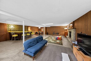 Smart-tv, boeken, een stereo en een kantoor