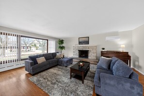 Smart TV, books, stereo, offices