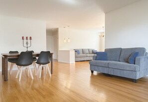 Smart-TV, bøker, stereoanlegg og kontorer