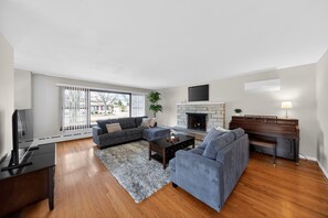 Smart-tv, boeken, een stereo en een kantoor