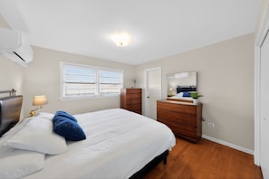 2 bedrooms, desk, iron/ironing board, free WiFi - Bright & Spacious 2BR Home in Niles, IL - Ideal for Remote Work & Extended Stays (Niles)