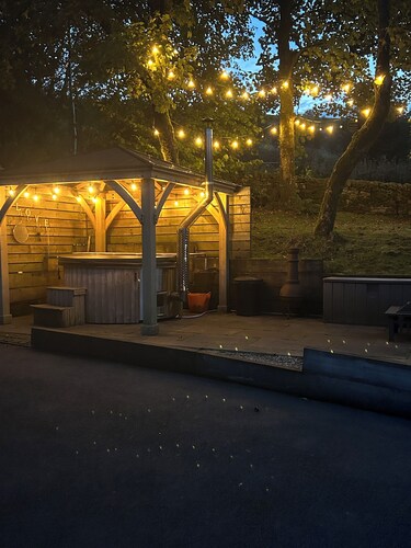 Luxury 1 Bedroom Chalet, Wood Fired Hot Tub, private parking and free WIFI. 