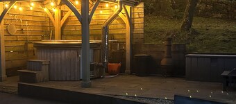 Luxury 1 Bedroom Chalet, Wood Fired Hot Tub, private parking and free WIFI. 