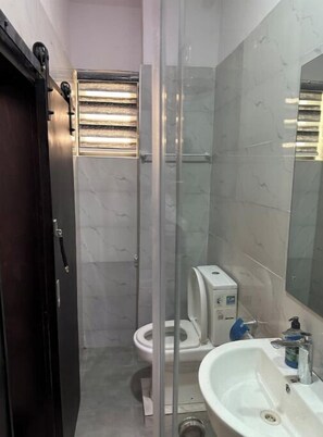 Douche, serviettes fournies