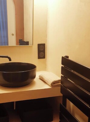 Ducha, toallas, jabón y papel higiénico