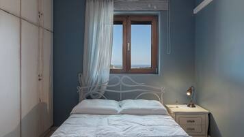 3 bedrooms, in-room safe, iron/ironing board, free WiFi