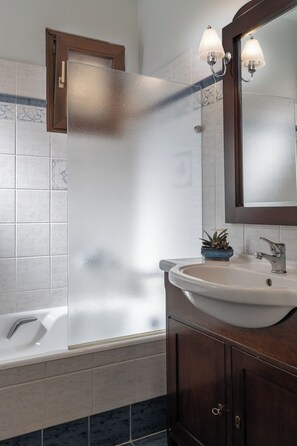 Superior Villa, Sea View | Bathroom - Amara Haven (Aigialeia)