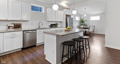 Townhome in Indianapolis - 7 minutes from downtown Indy