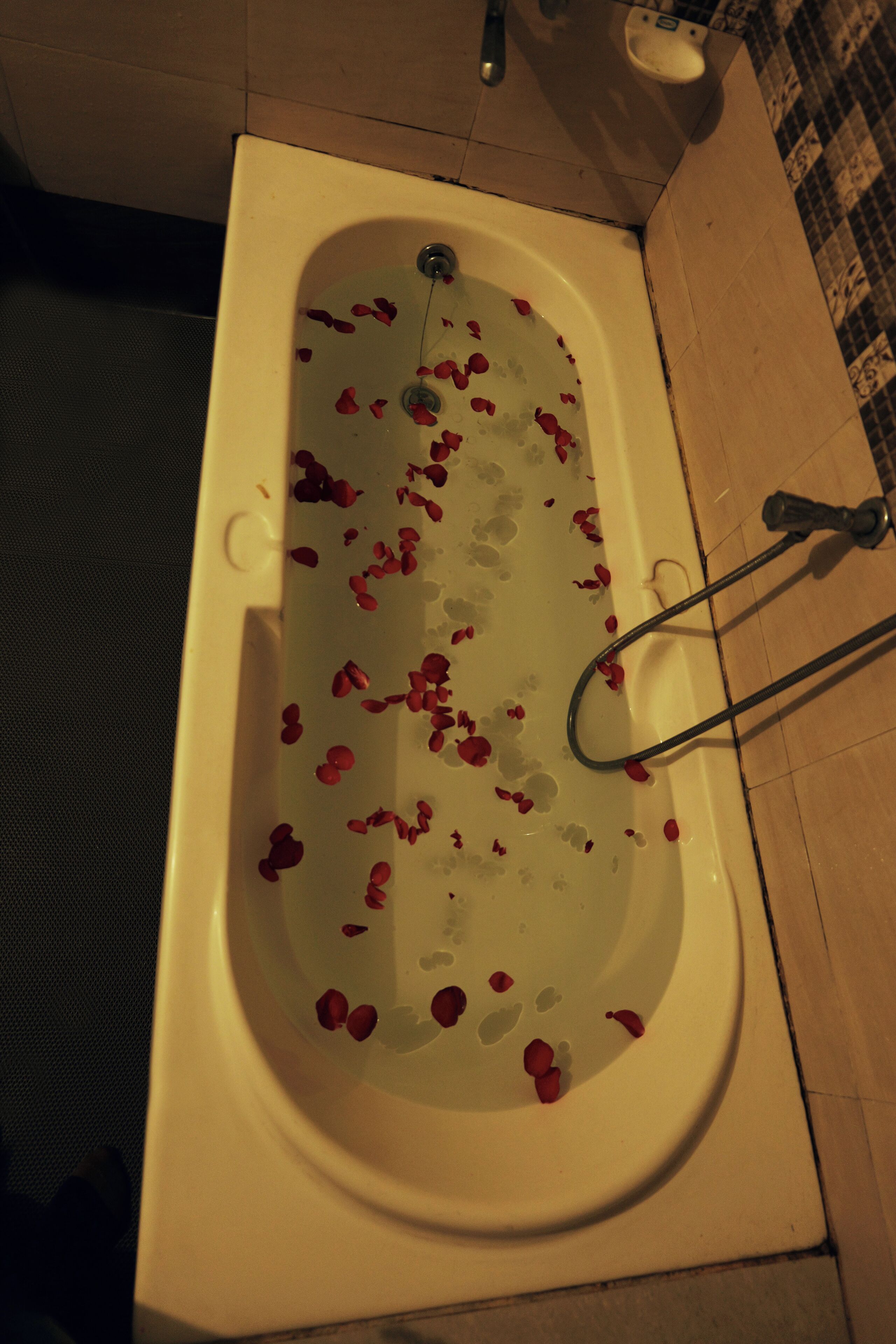 Regadera, tina de hidromasaje, toallas, jabón 