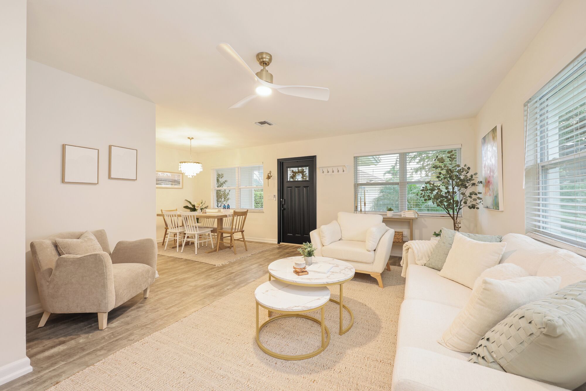 Smart TV, chimenea, libros y estéreo 