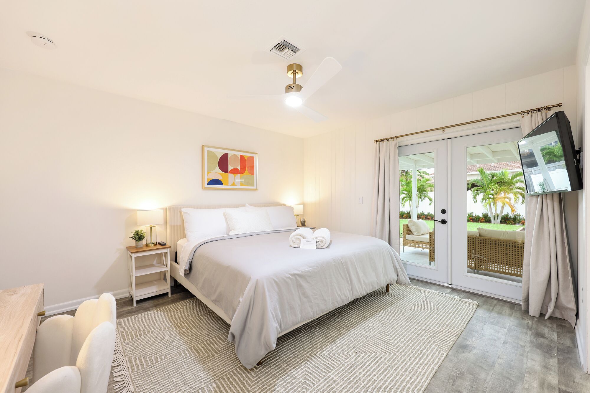 3 habitaciones, escritorio y tabla de planchar con plancha 