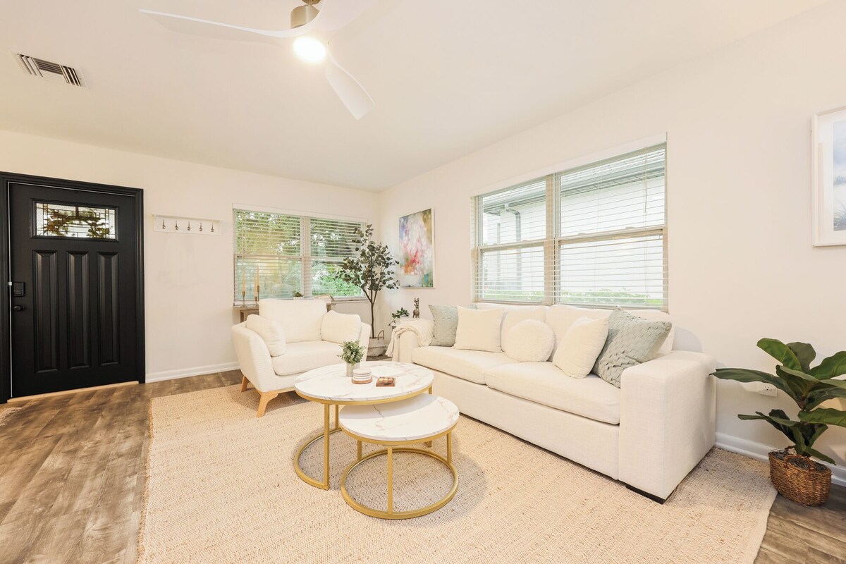 Casa Bella in Heart of Naples, Playground, All-New Interior, Beautiful & Bright