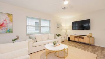 Smart TV, chimenea, libros y estéreo