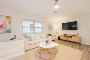 TV connectée, cheminée, livres, chaîne hi-fi