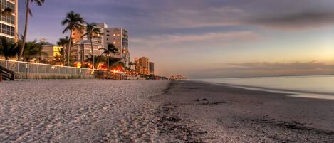 På stranden, solsenger og strandhåndklær