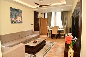 ห้องเพรสซิเดนเชียลสวีท, วิวเมือง | บริเวณนั่งเล่น | สมาร์ททีวี 42 นิ้ว พร้อมช่องเคเบิล